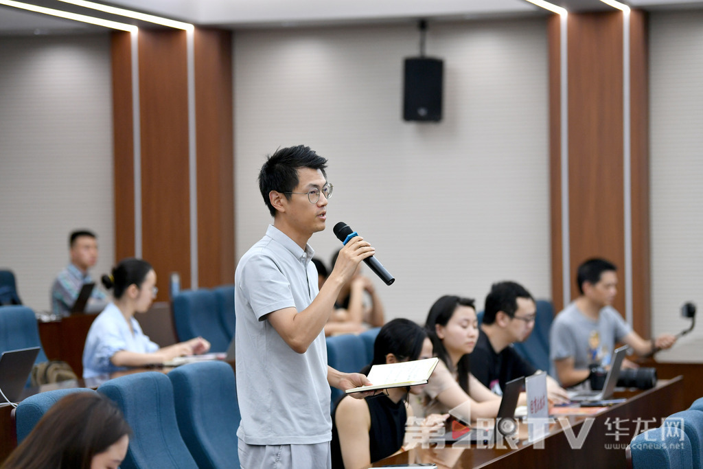 记者提问