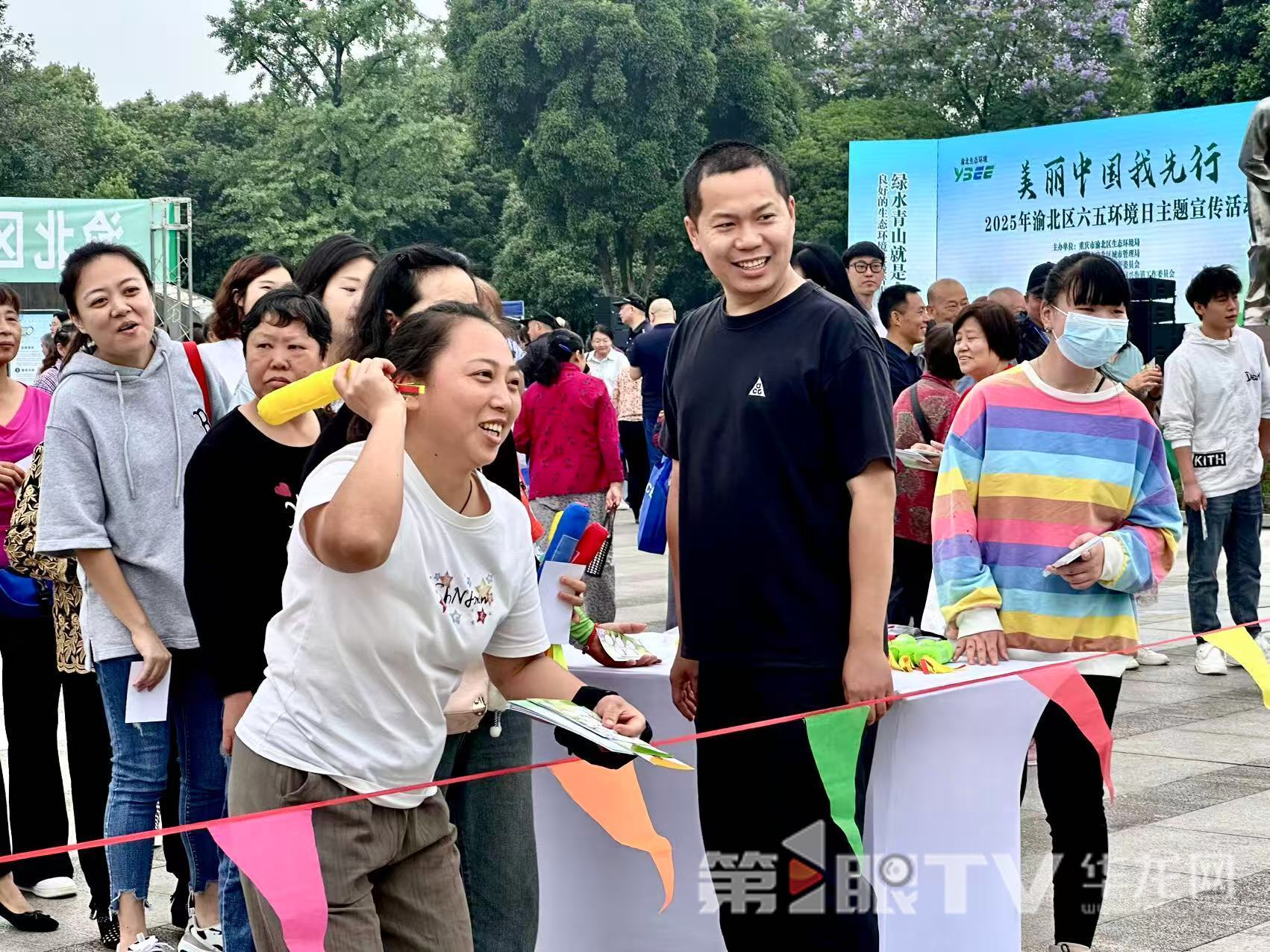 市民參與垃圾分類互動游戲。