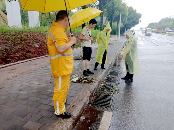 管網公司北部中心、渝北片區負責人在319國道旁檢查排水設施運行情況。渝北區城市排水中心供圖