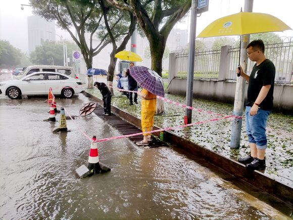 海福路旁，回興片區打開井蓋、水篦子快速排水。渝北區城市排水中心供圖