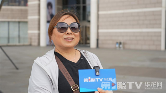 游客分享重慶軌道交通乘坐體驗。第1眼TV-華龍網(wǎng) 夏國燕 攝