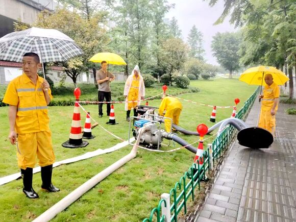 渝北區魯能新城9街區尚品路，值守人員正在開展應急抽排工作。渝北區城市排水中心供圖
