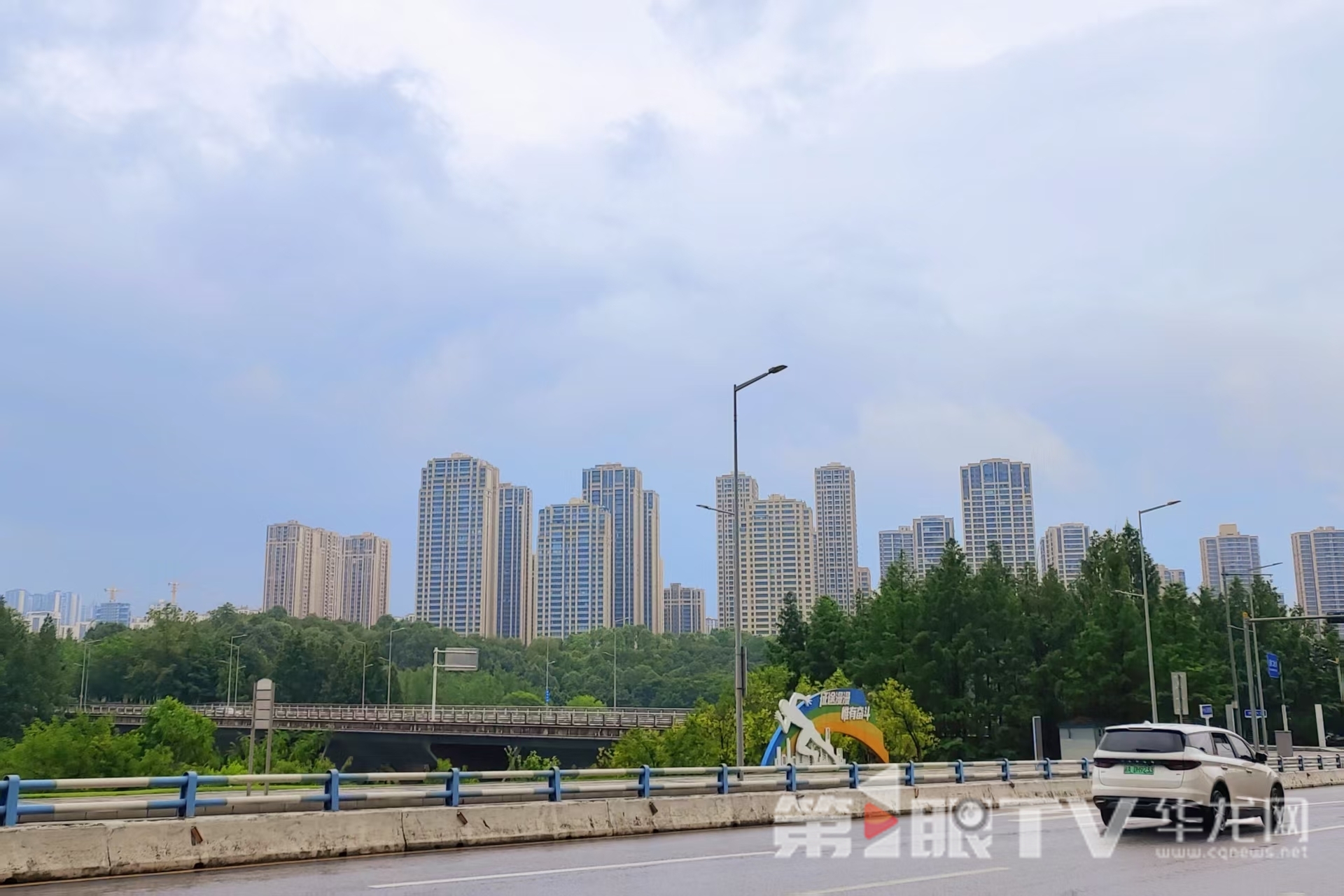 重庆市渝北区中央公园区域,雨量在下午3时左右逐渐减少。第1眼TV-华龙网记者 石涛 摄