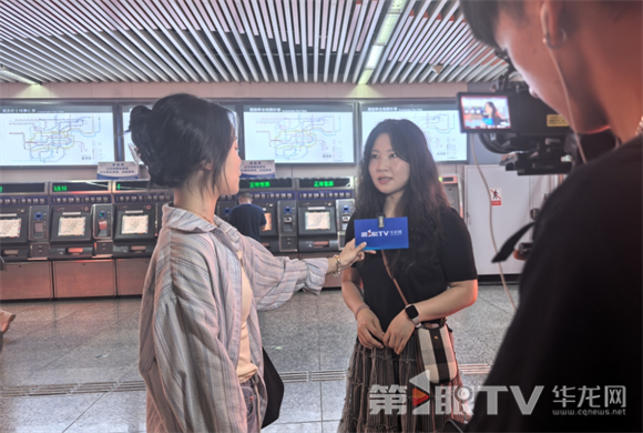 市民接受記者采訪,分享軌道交通出行需求。第1眼TV-華龍網(wǎng) 夏國燕 攝