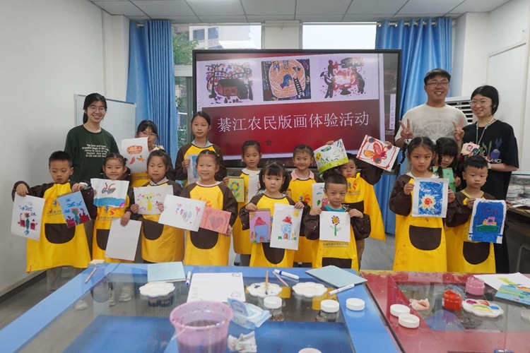 團隊成員小朋友們體驗版畫。長壽區委宣傳部供圖 第1眼TV-華龍網發