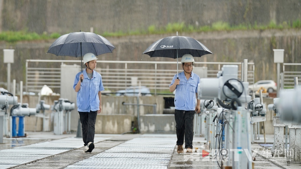 工作人員在雞冠石污水處理廠巡查。 第1眼TV-華龍網記者 劉釗 攝