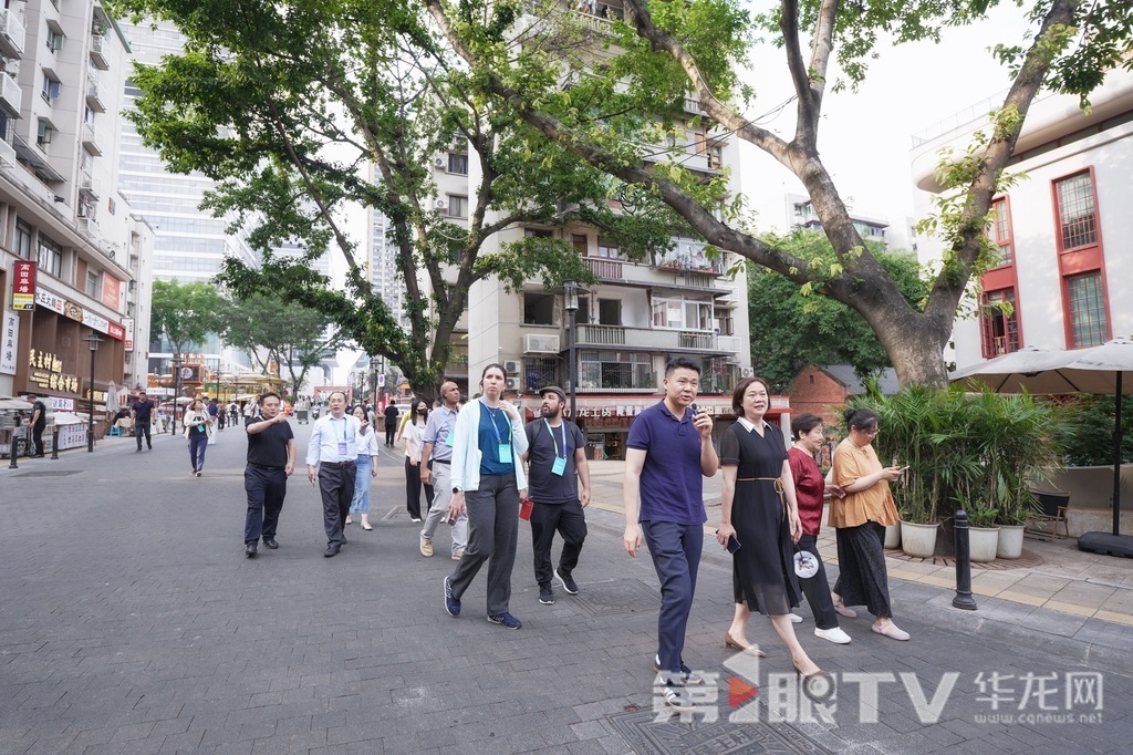 采访团一行走进九龙坡区民主村社区。