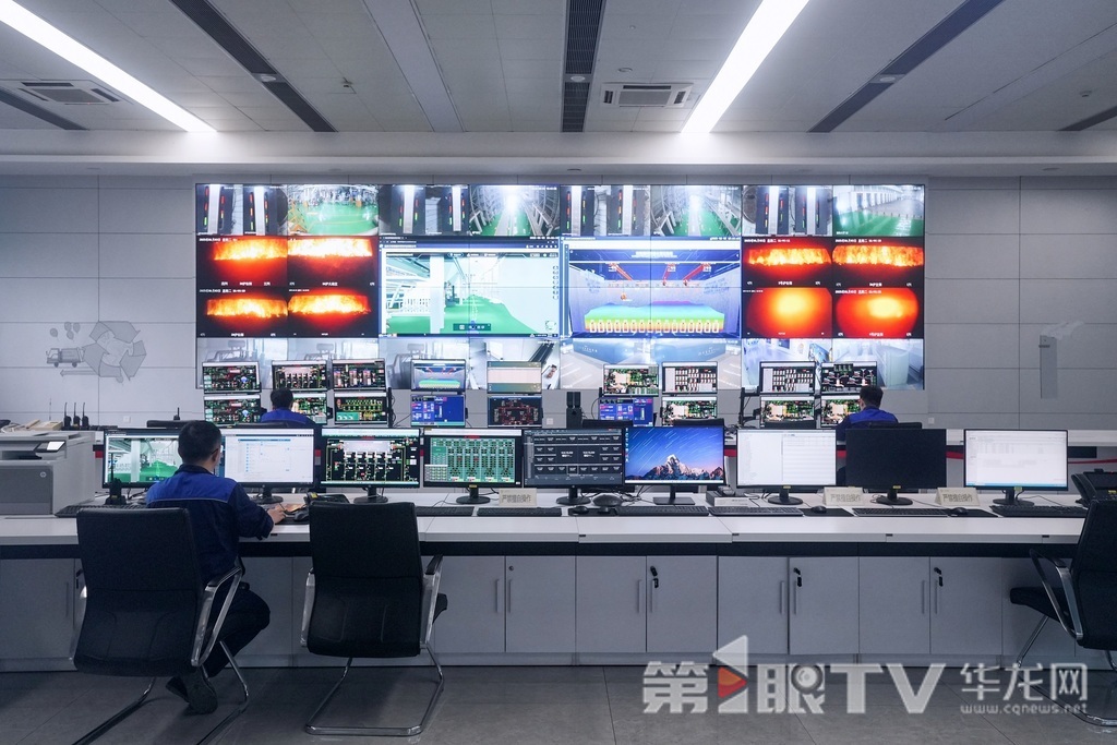 在重庆三峰御临垃圾焚烧发电厂内,智能化控制系统实时监控垃圾焚烧状态。