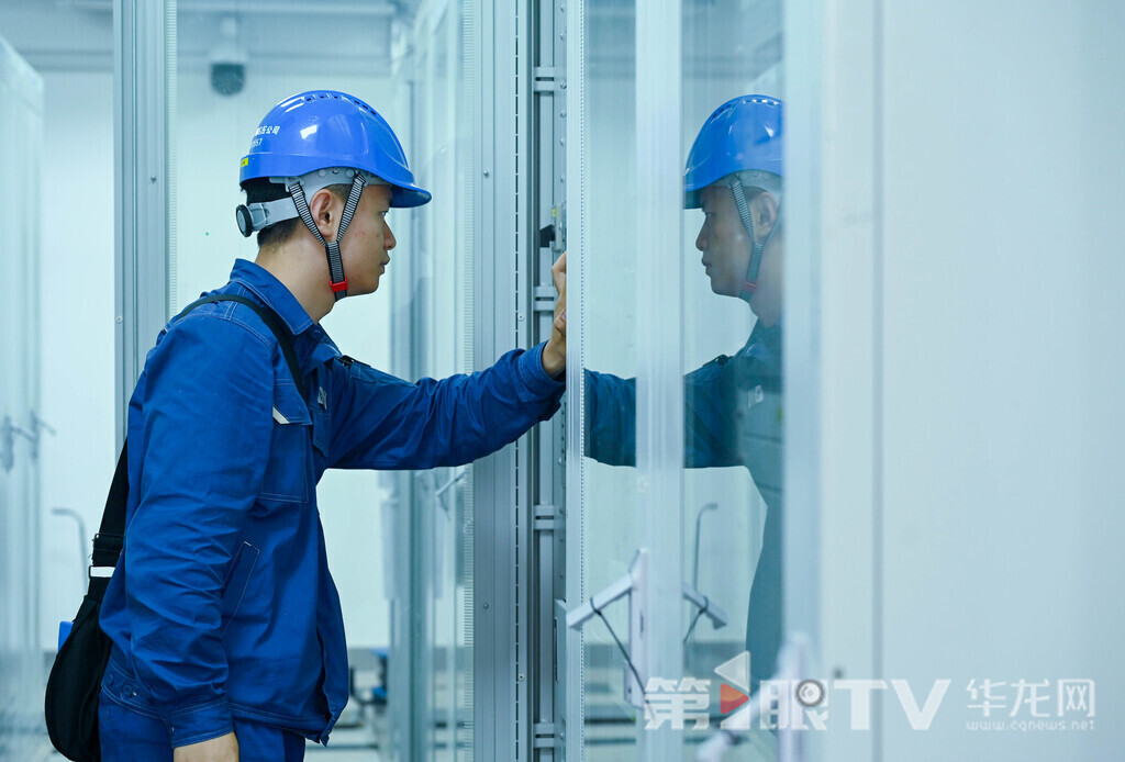 工作人员正在调试设备。 第1眼TV-华龙网记者 刘润 摄