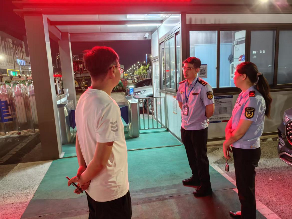 执法人员开展夜间巡查现场。重庆高新区综合执法局供图 第1眼TV-华龙网发