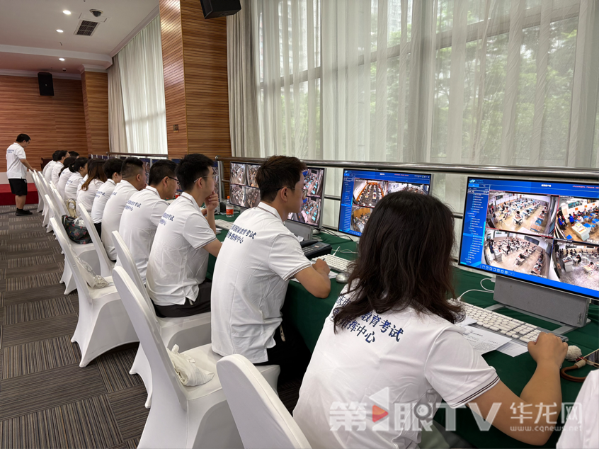 重慶市國家教育考試考務指揮中心工作人員正在進行實時智能巡查。第1眼TV-華龍網 郭曉彤 攝