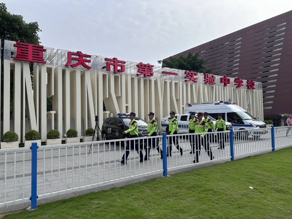 应急救援队员在高考考点开展巡查巡护。重庆高新区专业应急救援支队供图 第1眼TV-华龙网发
