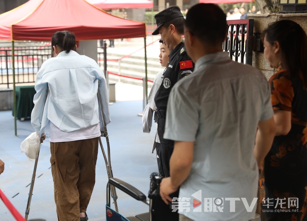 重慶巴蜀中學考點外，考生家長任燦霞輕輕推著輪椅，將腳部骨折的女兒緩緩送進考場。二十多天前的那場意外摔倒，讓女兒不得不坐著輪椅、杵著雙拐迎接人生大考，但母親的目光中始終溫柔堅定。任燦霞為女兒整理考試用品，輕輕叮囑：“慢慢來，加油！爸爸媽媽就在外面等你。
