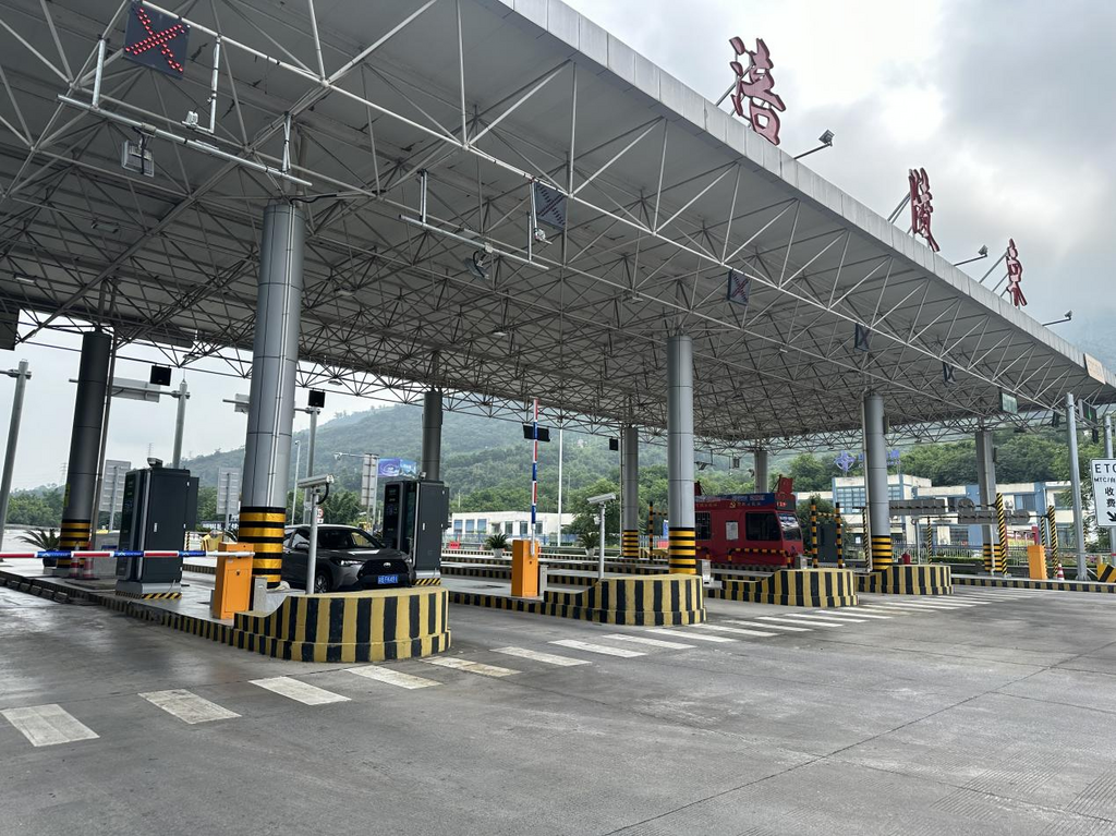 涪陵東收費站，車輛正在通過AI數字人智慧卡機。中交資管重慶總部供圖