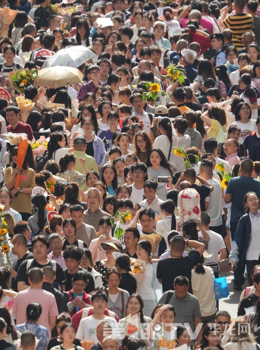 6月9日下午，重慶二十九中考點外，考試結(jié)束后，學(xué)生們有序走出考場。這一刻，愿你的高考，收獲滿滿的喜悅與幸福。第1眼TV-華龍網(wǎng)記者 陳毅 陳雨 攝