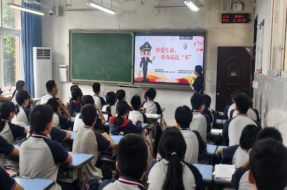 龍溪街道金龍路社區聯合松樹橋中學開展“禁毒專‘署’,不負所‘托’”主題宣傳教育活動。