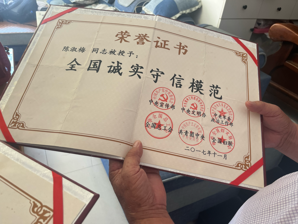 陳淑梅獲得榮譽證書。第1眼TV-華龍網(wǎng)記者陳美西攝