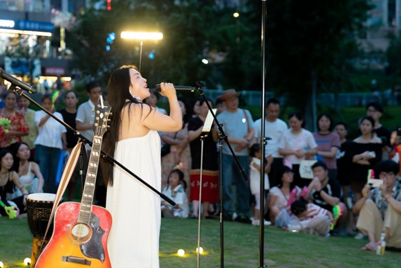 本土樂隊(duì)演出。江北區(qū)大石壩街道供圖