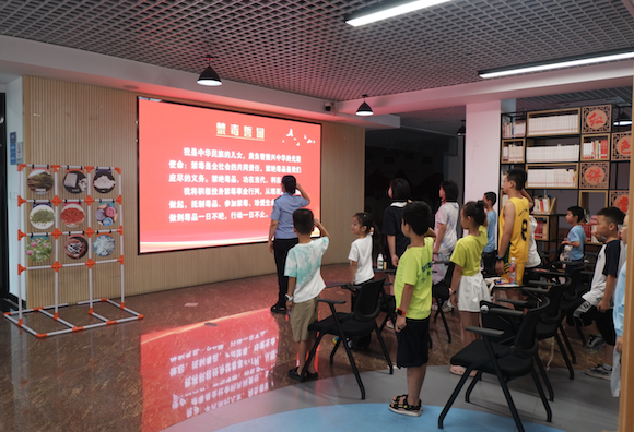龍溪街道嘉州社區開展“趣味識毒大闖關,爭當禁毒小衛士”禁毒宣講活動。