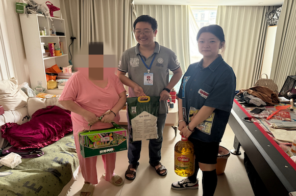 龍溪街道平安辦、民社辦及花卉西路社區深入戒毒人員家庭幫扶慰問。