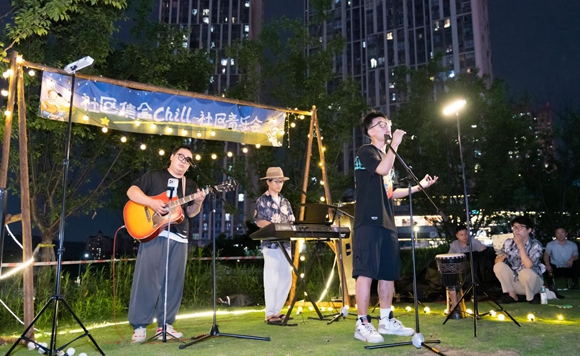 大石壩街道舉辦“社區(qū)集盒Chill社區(qū)音樂會(huì)”夏夜狂歡派對。江北區(qū)大石壩街道供圖