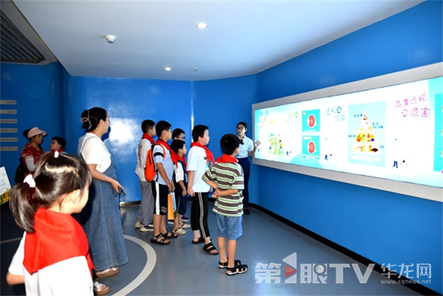 孩子們參觀眼健康科普館。第1眼TV-華龍網記者 李黎 攝