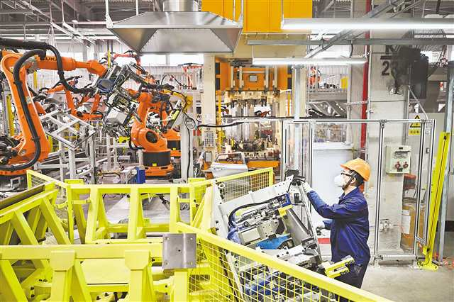 On July 8, at the smart factory for intelligent connected new energy vehicles located in Dajiang Science and Innovation City, workers were collaborating with robotic arms in the production process
