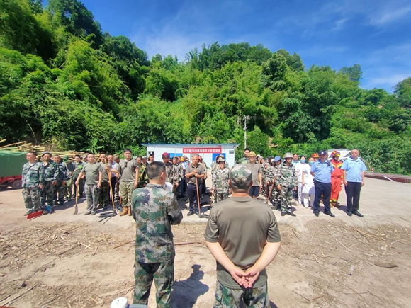 石沱鎮聯合專職消防隊,組織基層黨員、網格“N”力量開展森林防滅火應急演練。涪陵區石沱鎮供圖