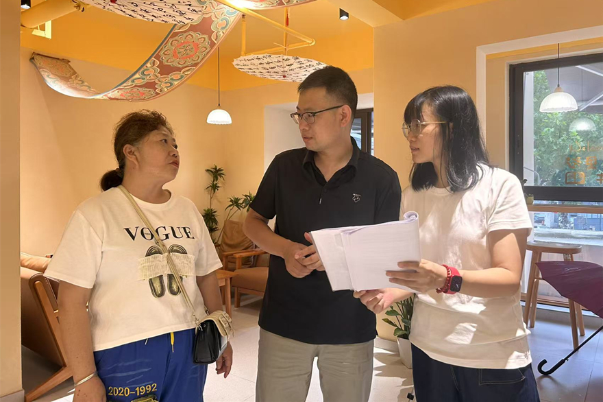 劇組人員正在討論拍攝細節。金山街道供圖
