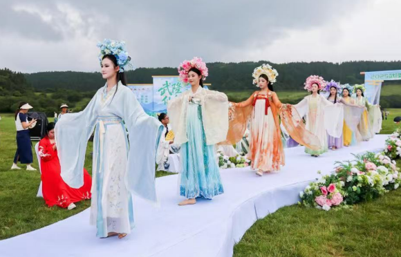 “仙女”們互動亮相。重慶武隆旅游產業(集團)有限公司供圖