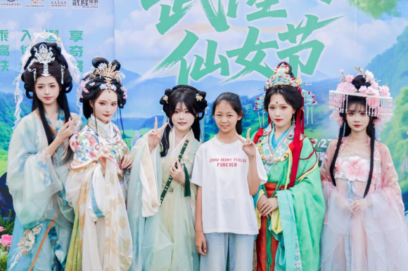 “仙女”們與游客合影。重慶武隆旅游產業(集團)有限公司供圖