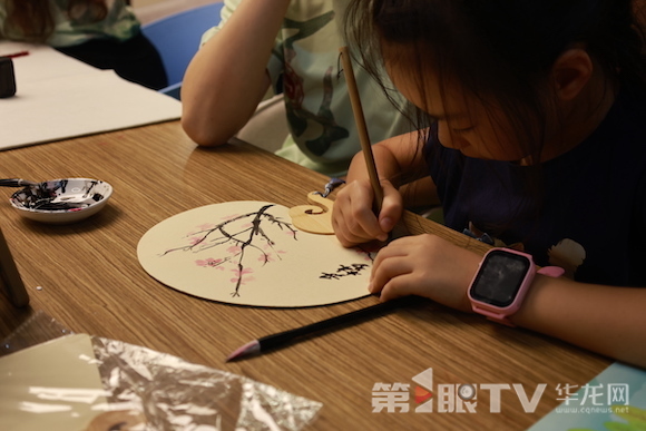 畫(huà)團(tuán)扇體驗(yàn)。第1眼TV-華龍網(wǎng)記者 王慶煉 攝
