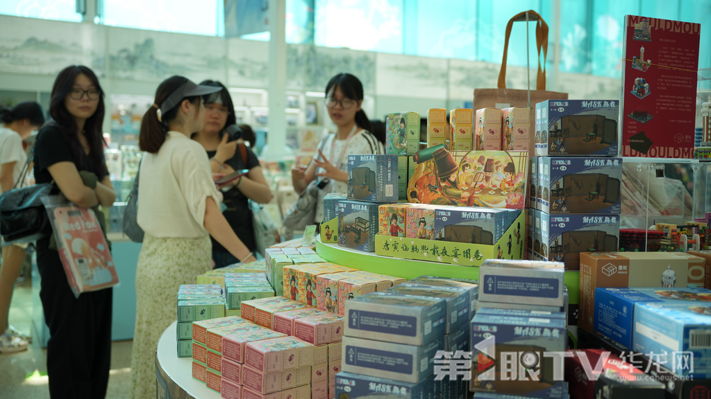市民游客正在逛文创展。第1眼TV-华龙网记者 陈毅 摄