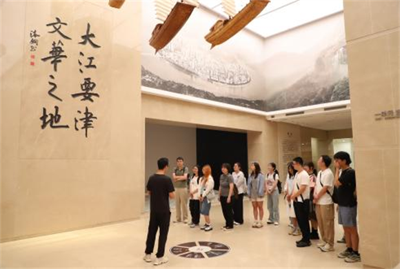 北大實踐團(tuán)在江津博物館參觀學(xué)習(xí)。江津區(qū)委宣傳部供圖 第1眼TV-華龍網(wǎng)發(fā)