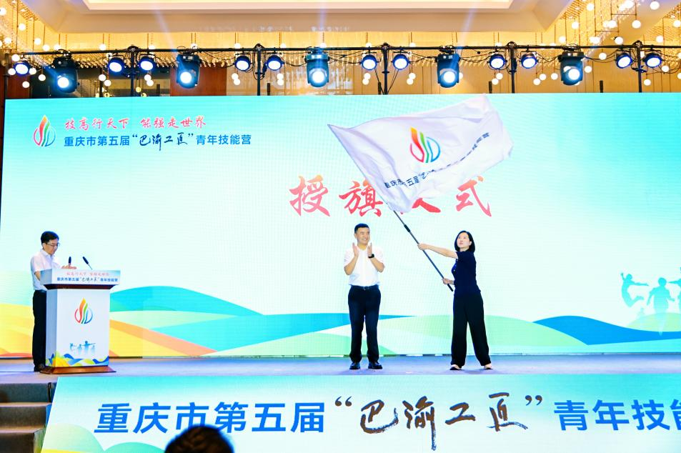奉节县委书记巩义胜(右二)向技能营执行营长授营旗。