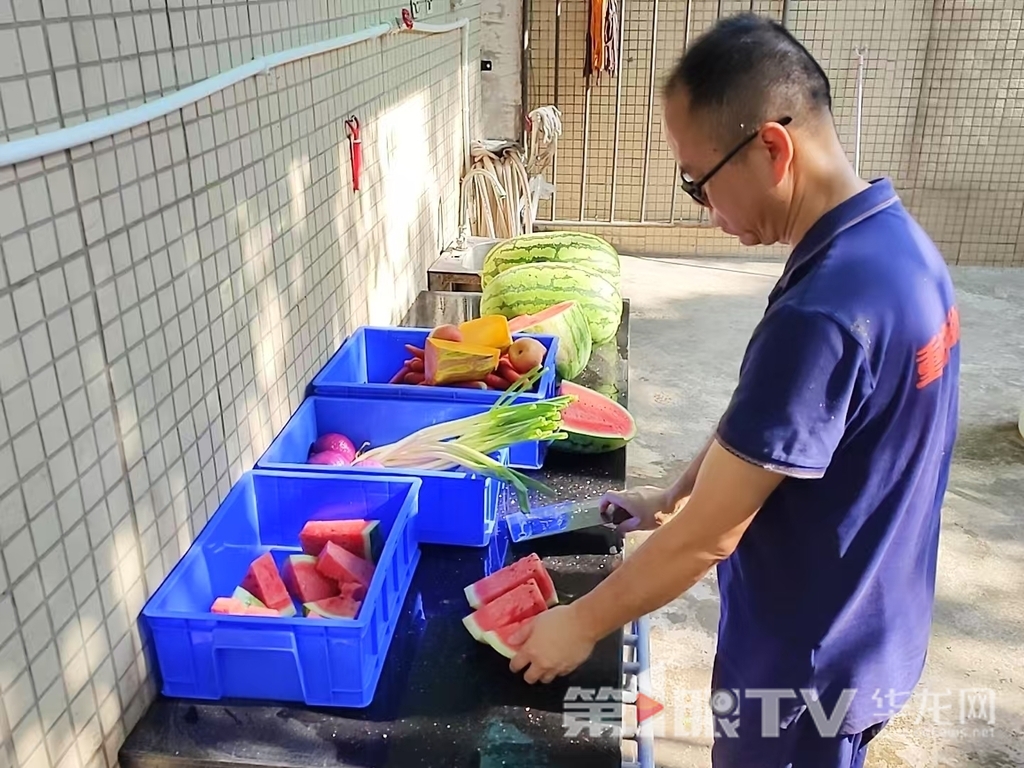 饲养员正在长颈鹿准备西瓜。
