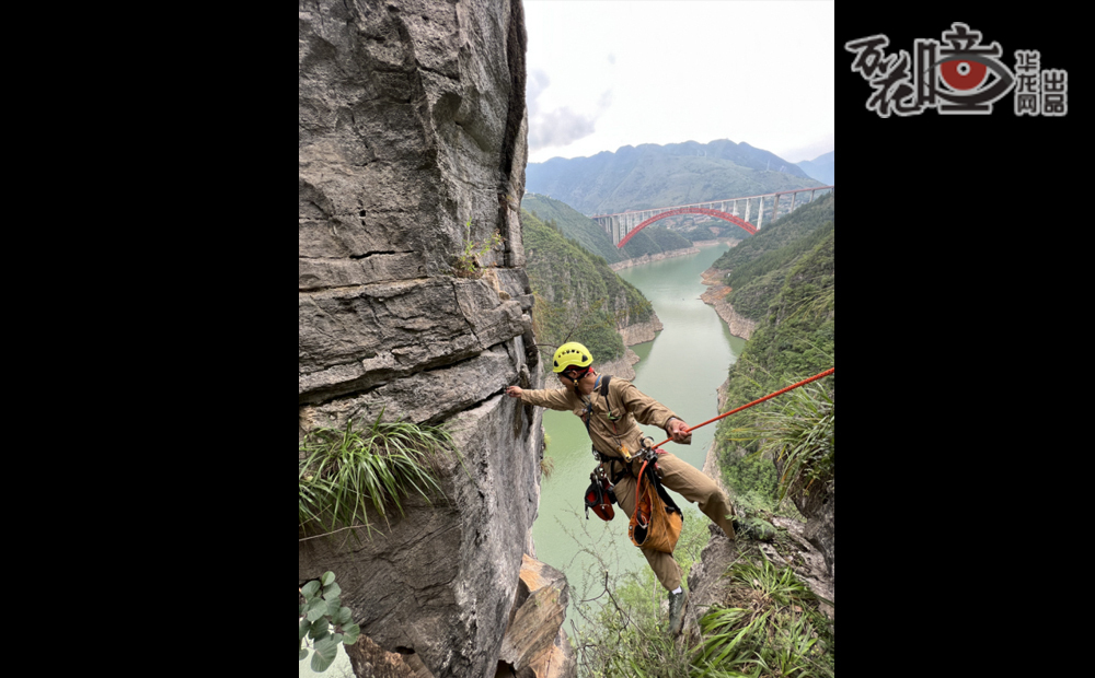 在三峡库区大宁河龙门寨三峡危岩治理工程现场，自然资源工作者正在对碎石进行清理。