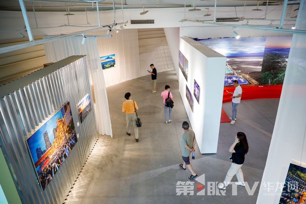 市民正在参观摄影展。第1眼TV-华龙网记者 石涛 摄