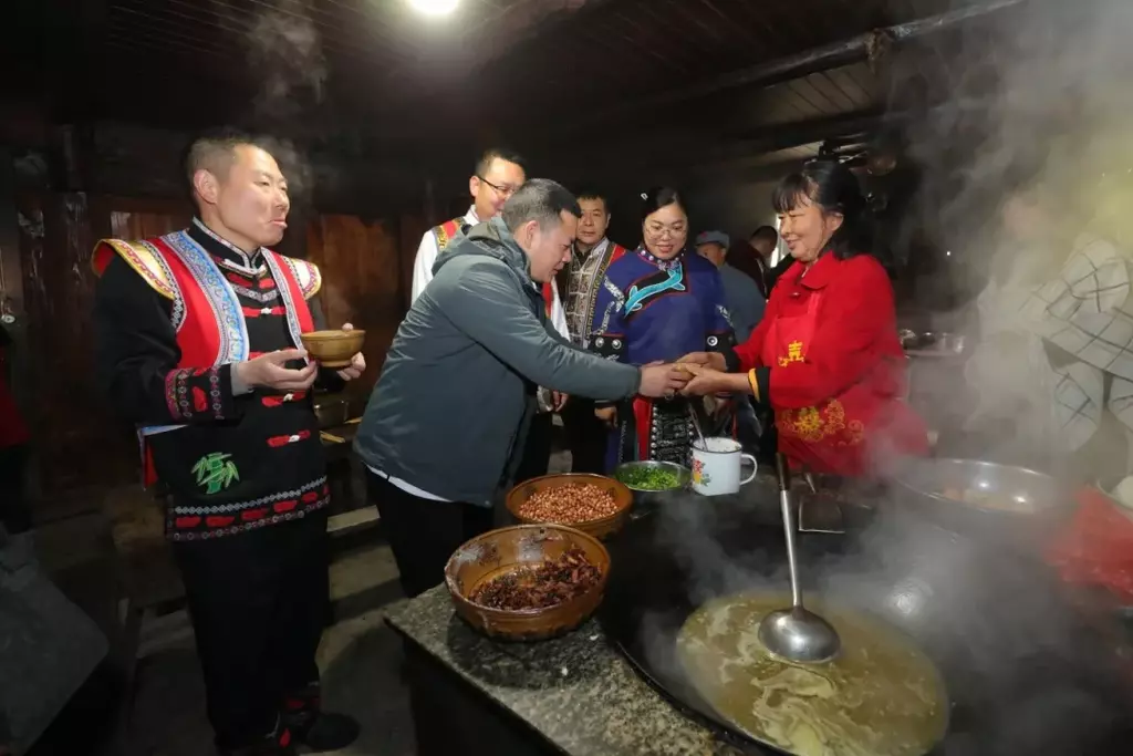 端上剛熬制的油茶讓客人品嘗。資料圖