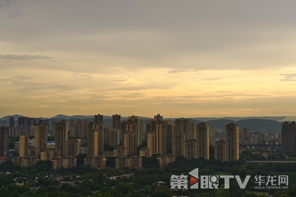 傍晚时分,从渝北远眺南山方向,一抹淡淡的晚霞出现在空中。第1眼TV-华龙网记者 石涛 摄