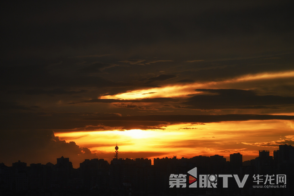 雨后晚霞十分耀眼。第1眼TV-华龙网记者 李一鸣 摄