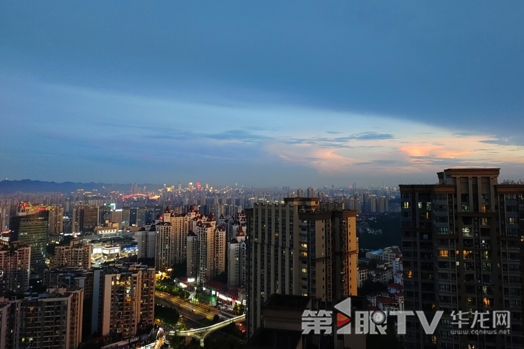 傍晚时分,从渝北远眺渝中区方向,一抹晚霞出现在城市上空。第1眼TV-华龙网记者 石涛 摄