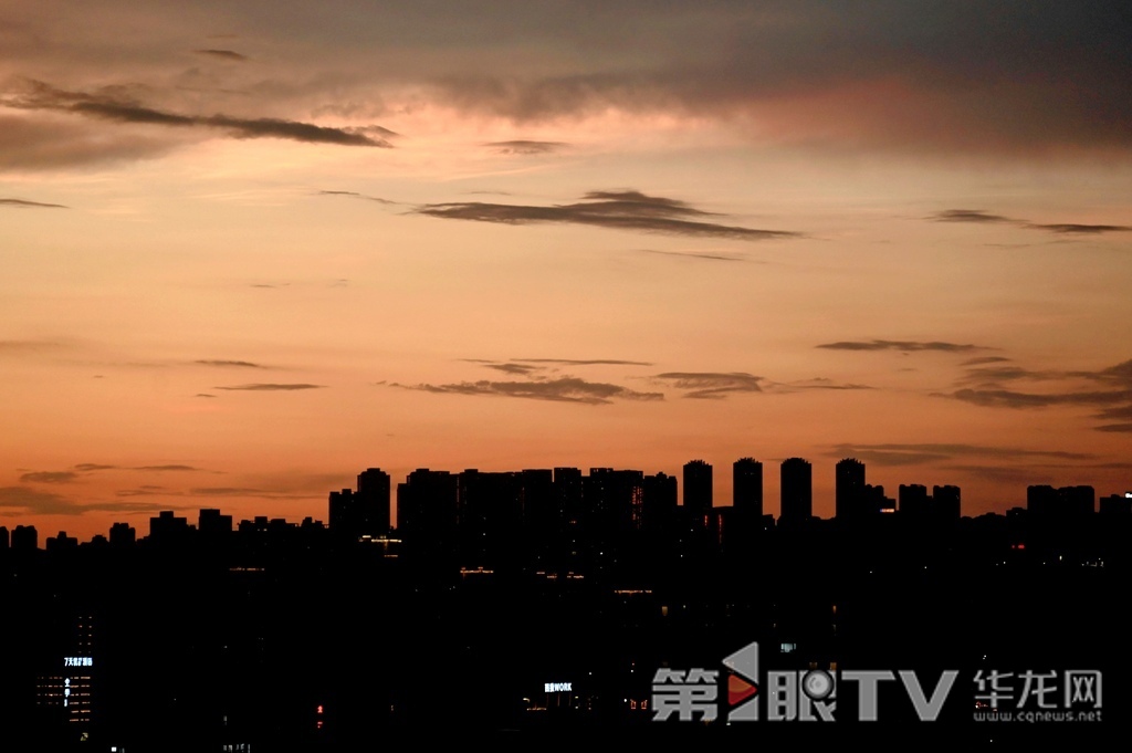夕阳照射在楼宇之间美不胜收。 第1眼TV-华龙网记者 刘润 摄