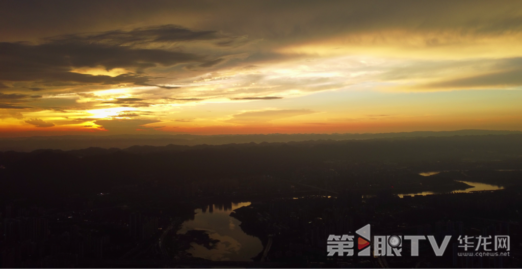 夕阳西下,半江瑟瑟半江“红”。第1眼TV-华龙网记者 罗盛杰 摄