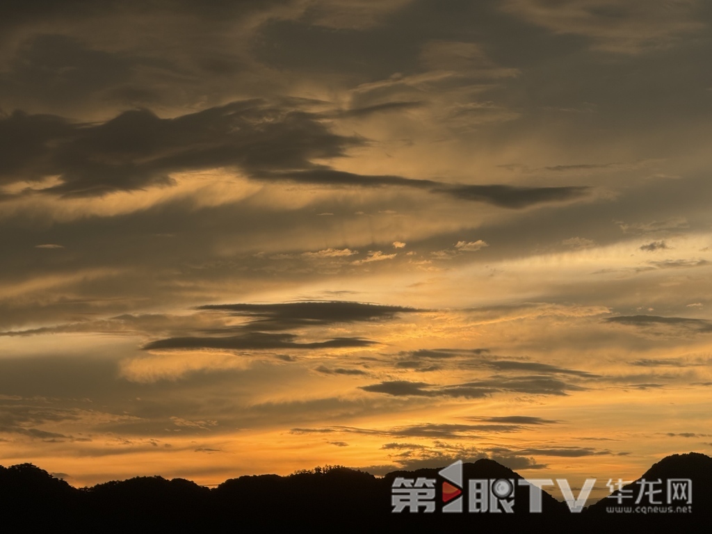 一场阵雨后,落日余晖映山城。第1眼TV-华龙网记者 谢鹏飞 摄