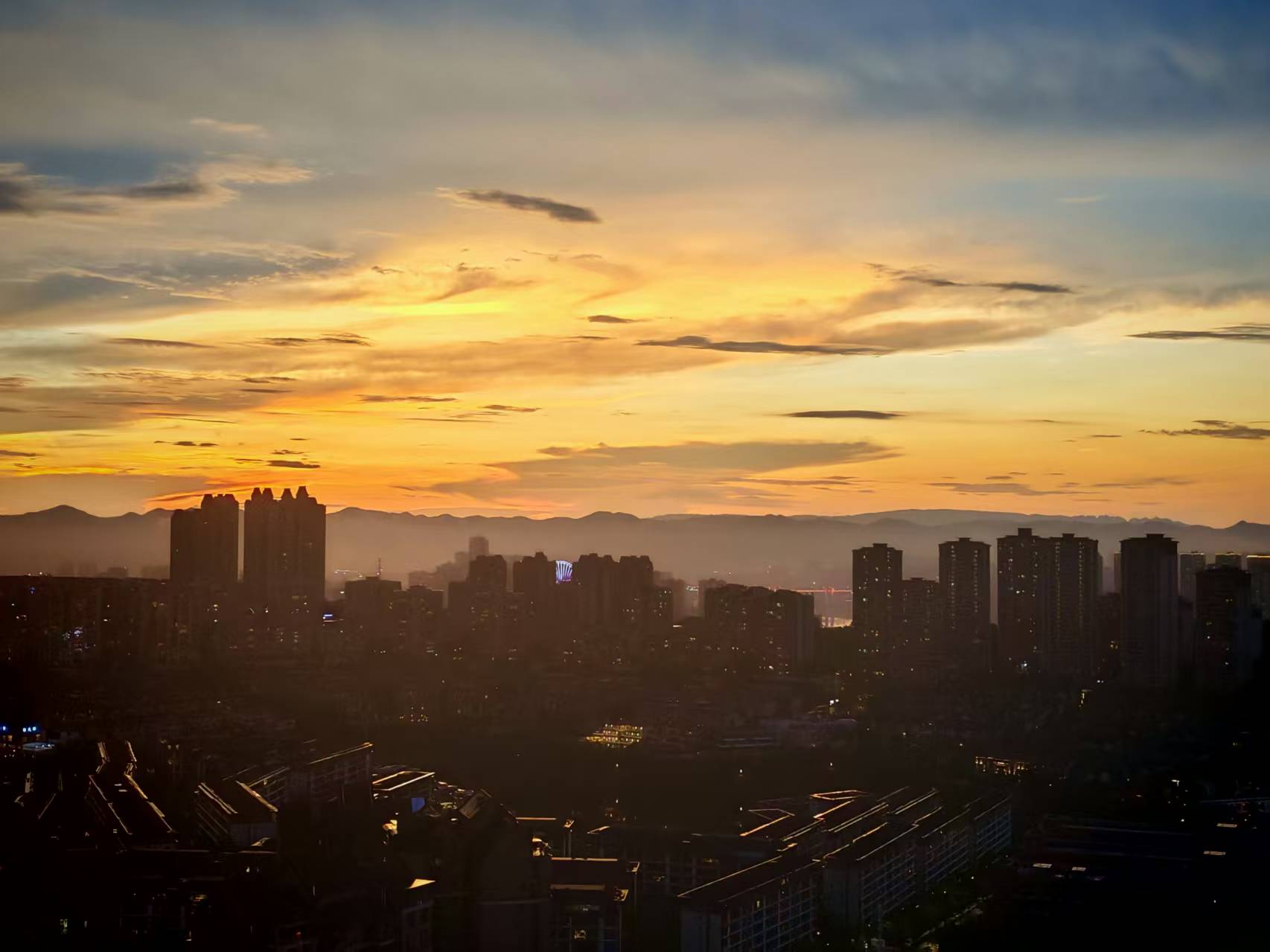 霞光绚烂。网友“蓝色的彼岸”供图