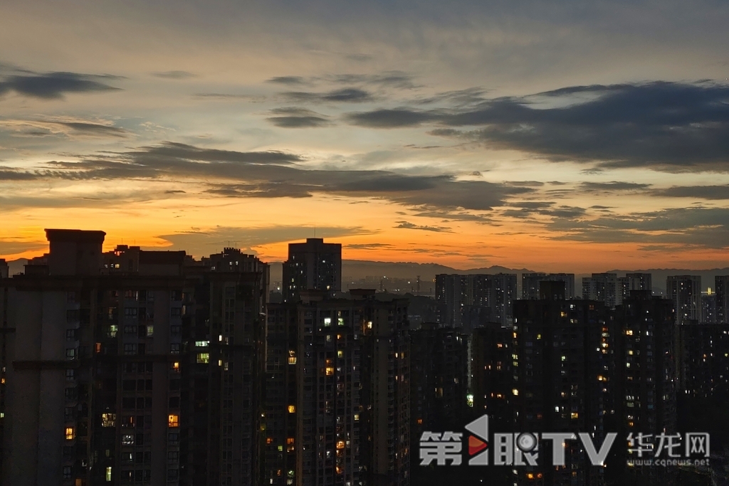 两江新区鸳鸯立交附近,华灯初上,绚丽的晚霞出现在城市上空。第1眼TV-华龙网记者 石涛 摄