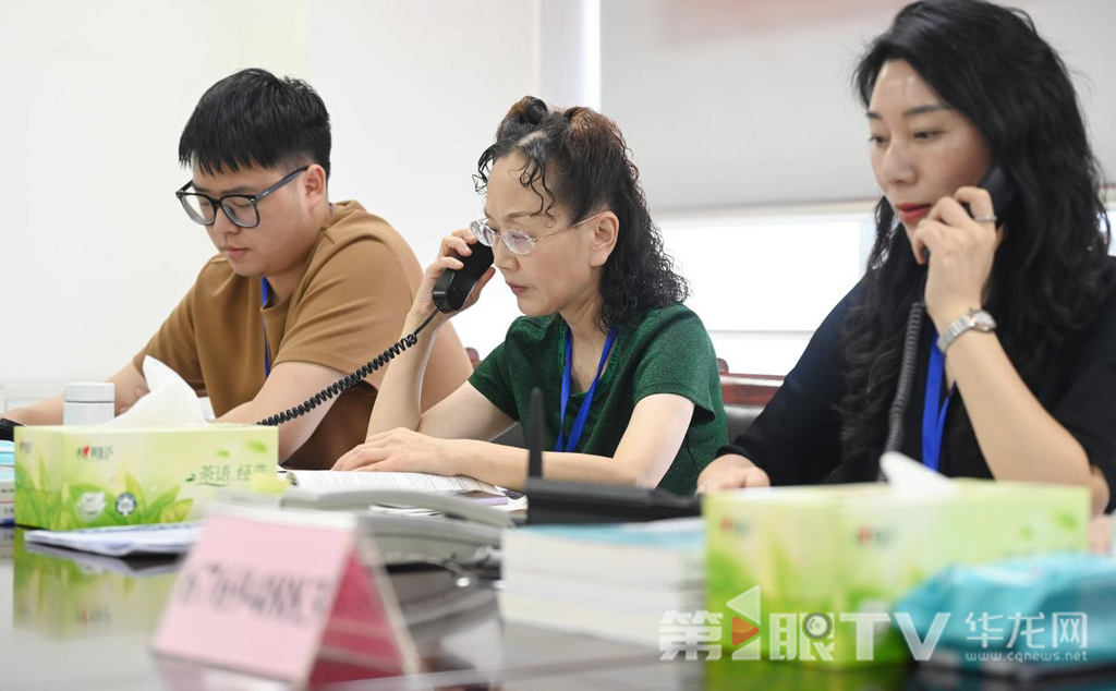 纪检信访组正在接听电话。 第1眼TV-华龙网记者 刘润 摄