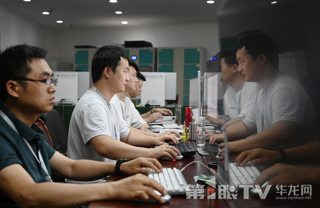 计划投档组工作人员正在进行相关数据的对比和校核。 第1眼TV-华龙网记者 刘润 摄