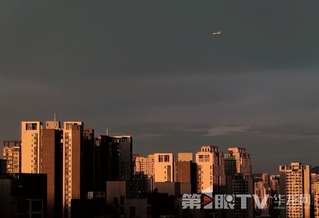 渝北区龙塔街道,楼宇在夕阳的装扮下演绎出一幅多彩的画卷,美不胜收。 第1眼TV-华龙网记者 刘润 摄